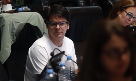 Fuego cruzado en CABA: un legislador del PRO acusó a Karina Milei de querer «comerse al partido» 🔥