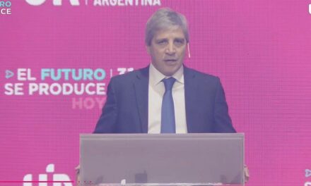 Caputo defiende el esquema cambiario y anticipa una lluvia de dólares: ¿Qué se viene para la economía argentina?
