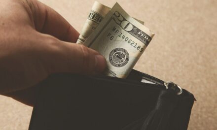 ¡Cuidado! Cómo evitar que te estafen al cambiar dólares en el extranjero 💸🚨