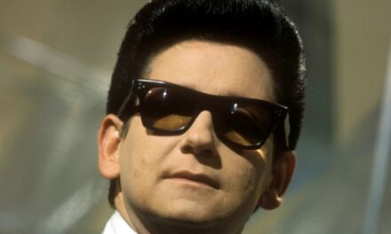 Roy Orbison: La leyenda que conquistó corazones y enfrentó tragedias 🎸🌟