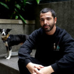 Nazareno Casero da el salto a un unipersonal turbio en pleno teatro y rompe esquemas 🎭🔥