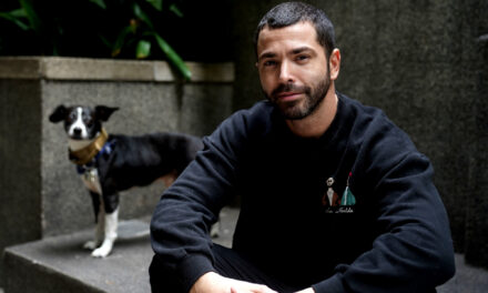 Nazareno Casero da el salto a un unipersonal turbio en pleno teatro y rompe esquemas 🎭🔥