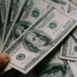 ¿Cómo le fue al dólar hoy y qué pasa en los mercados tras el alto al fuego en Medio Oriente? 💸🌍