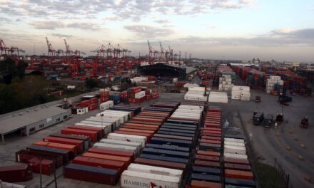 China enfrenta golpes económicos: ¿Qué pasa con sus exportaciones en medio de la guerra y las barreras de EE.UU.? 🌏💥