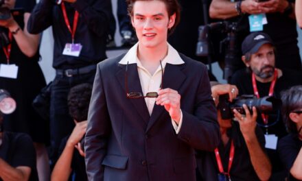 ¿El Nuevo James Bond? Todo sobre Louis Partridge, el posible Agente 007 más joven de la historia 🚀🔫