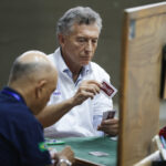 Macri en silencio y en movimiento: lo que revela su estrategia política ⚽🗳️