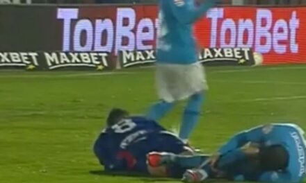 Cuando el fútbol se convierte en solidaridad: ambulancias empujadas en medio del juego 🚑⚽