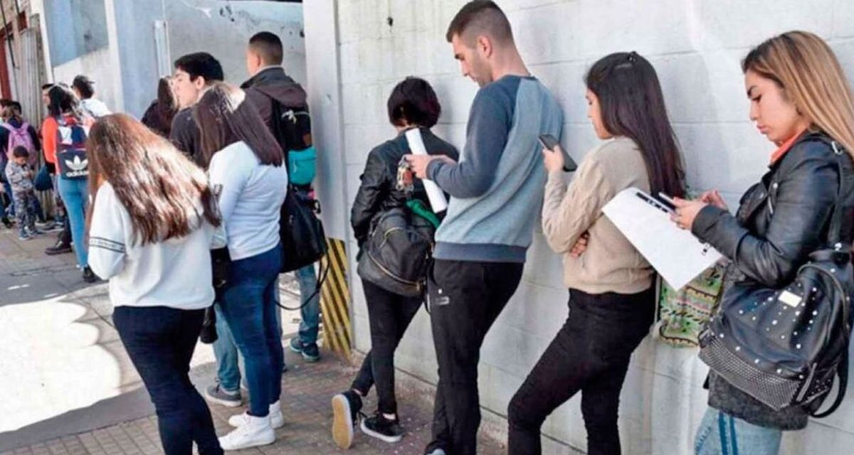 La economía en caída: más empleos perdidos y el salario mínimo en picada 🚨📉