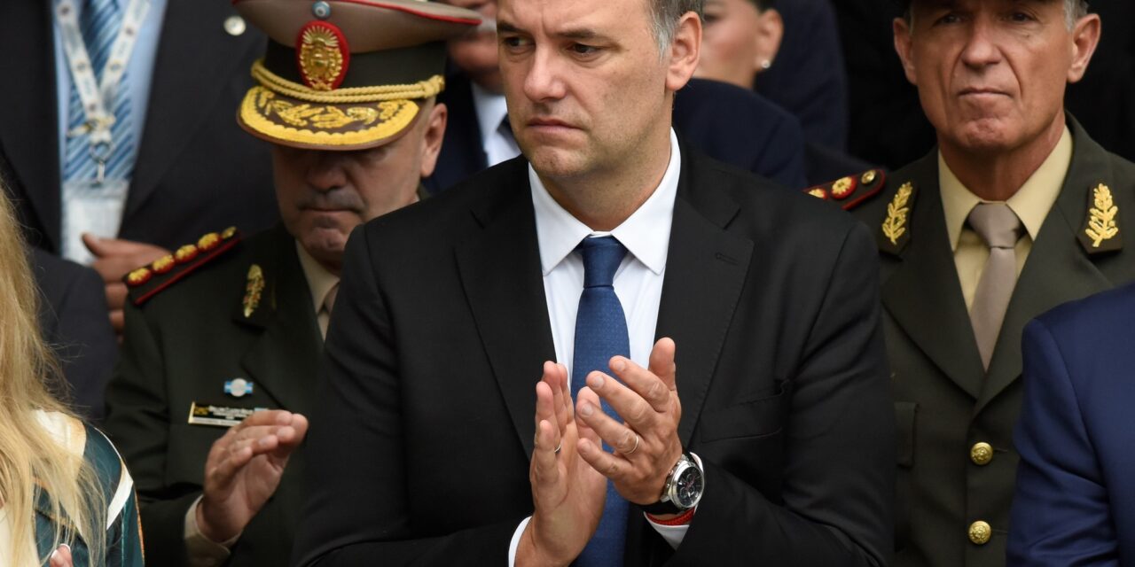 ¿Qué pasa con Manuel Adorni? La polémica que sacude a YPF y su futuro político 🚨