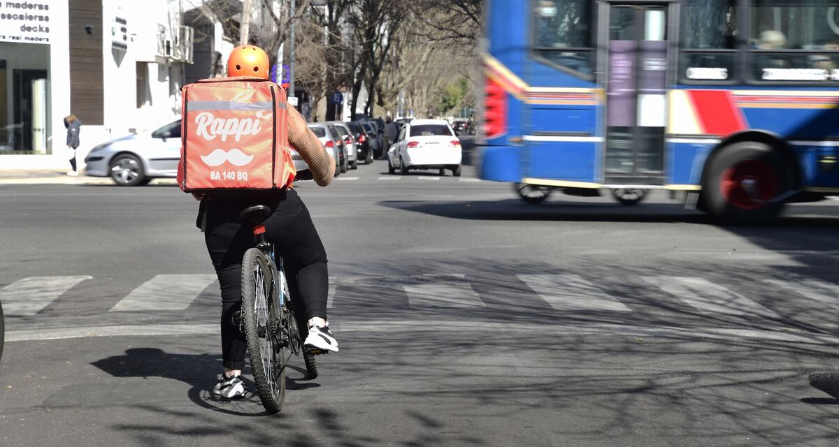 El boom de los repartidores en Argentina: ¿una solución o un problema en ciernes? 🚴‍♂️💸