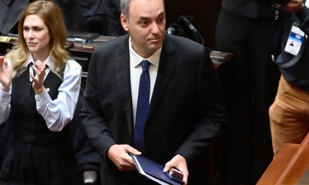 ¿Qué pasa con Manuel Adorni? La pelea por su informe y la tensión en el Congreso ⚡