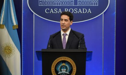 La Casa Rosada da señales de calma y alianzas en medio de los desafíos económicos y políticos 🇦🇷💼