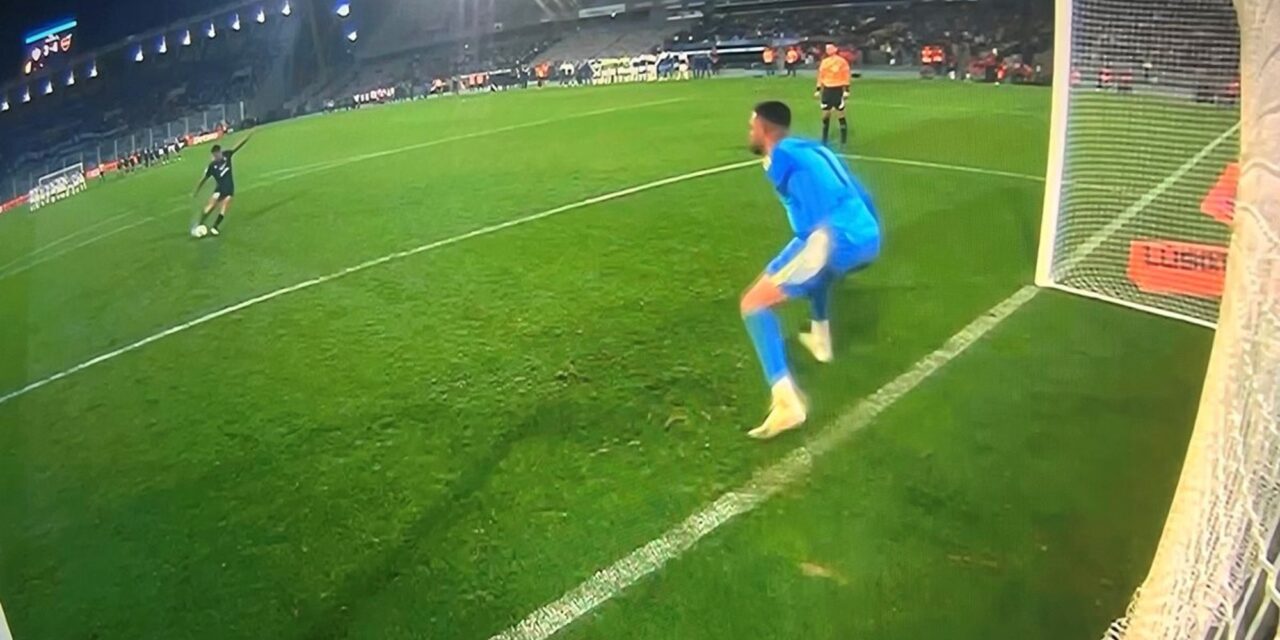 ¡El arquero de Boca, Alvaro Montero, fue la estrella en los penales contra Vélez! 🚀🧤