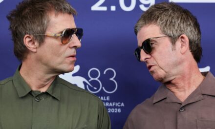 Liam y Noel Gallagher vuelven a la carga en Venecia con un documental que revela su reconciliación 🎬🤝