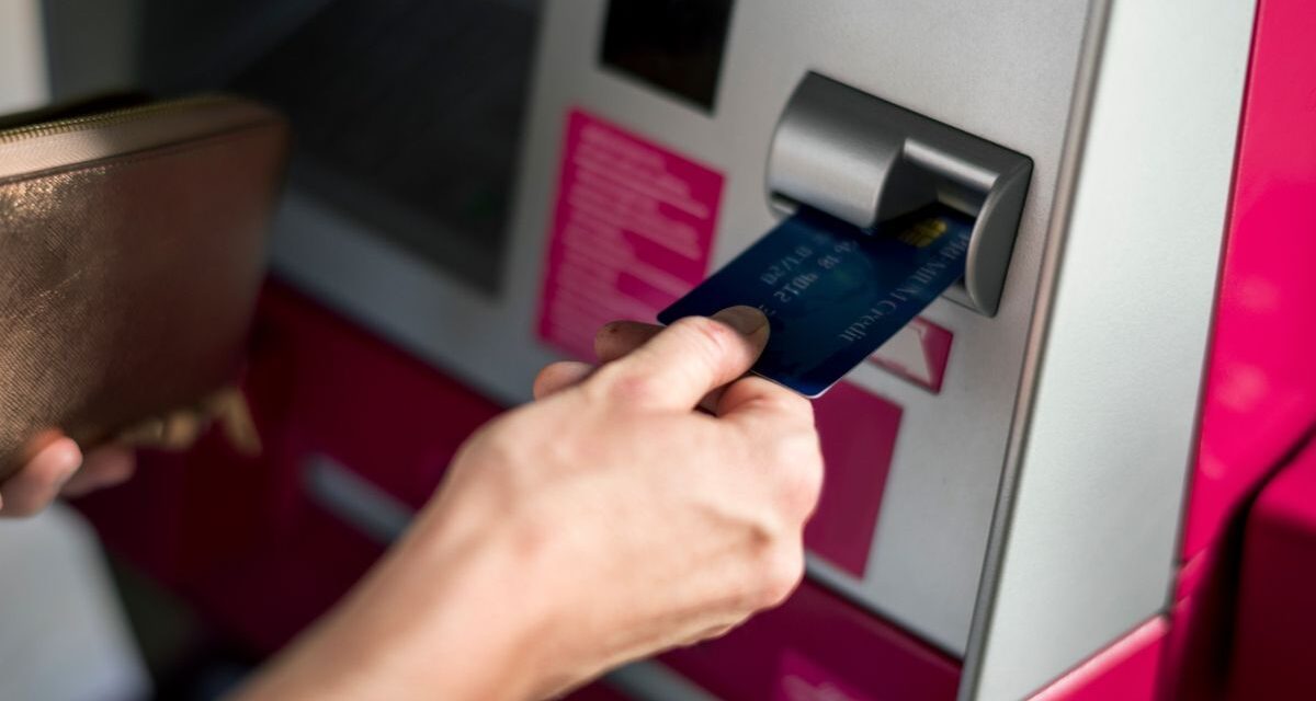 ¿Viajás y querés ahorrar en retiros de dinero? ¡Mirá lo que tenés que saber! 💸✈️