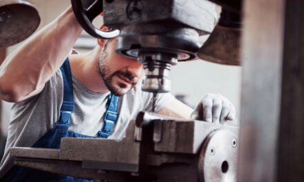 La economía en crisis: ¿Qué pasa con el empleo y los salarios en Argentina? 🇦🇷💼