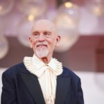 John Malkovich conquista Venecia con su papel en ‘Wild Horse Nine’ 🏆🎬