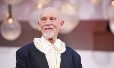 John Malkovich conquista Venecia con su papel en ‘Wild Horse Nine’ 🏆🎬