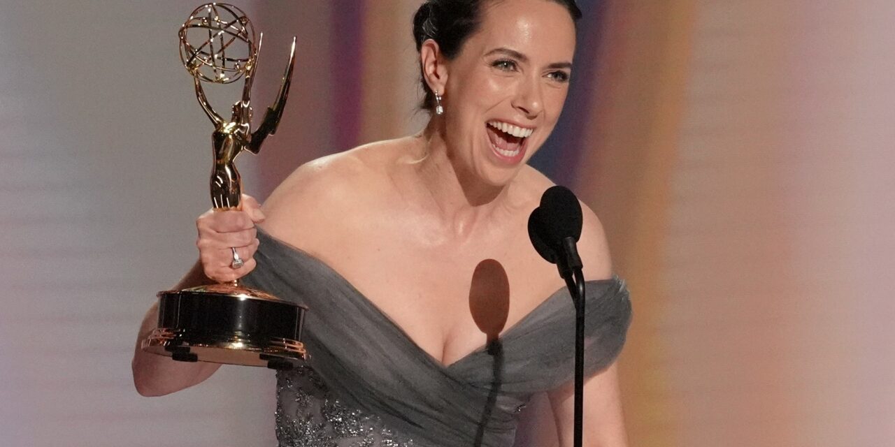 Mariska Hargitay rompe esquemas y conduce los Emmy por primera vez en 15 años ✨🎬