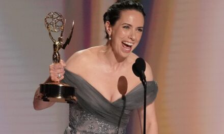 Mariska Hargitay rompe esquemas y conduce los Emmy por primera vez en 15 años ✨🎬