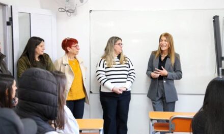 ¿Una sala con su nombre en una escuela? La polémica que sacude a Avellaneda 🤔🎓