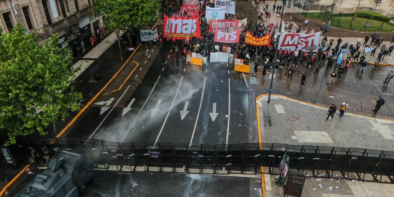 Protesta masiva en Argentina: violencia, política y reclamos por la educación pública ✊📚