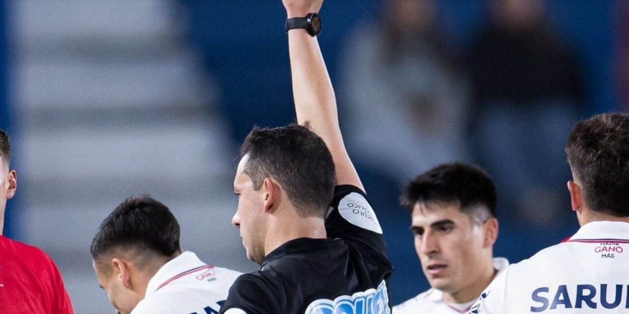 ¡Un árbitro innovador en Uruguay: la primera tarjeta virtual del fútbol! ⚽📱