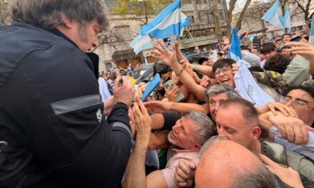 ¿Qué pasa con la economía y la política en Argentina? El año de Milei en revisión 🇦🇷💸