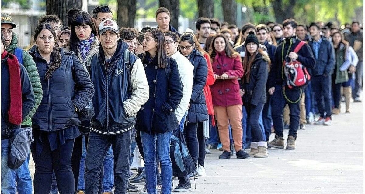 La crisis en auge: desempleo supera a la inflación como la mayor preocupación en Argentina 🇦🇷💥