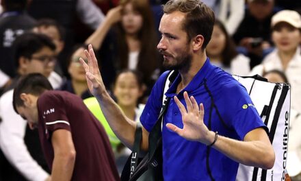 ¡Inesperado! Daniil Medvedev fue descalificado en Beijing tras un pelotazo que terminó mal 😱🎾