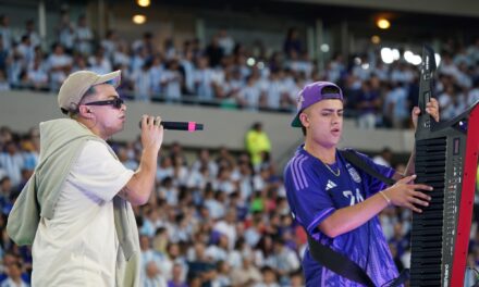 ¡La fiesta del fútbol y la música en el Monumental! 🎉⚽🎶