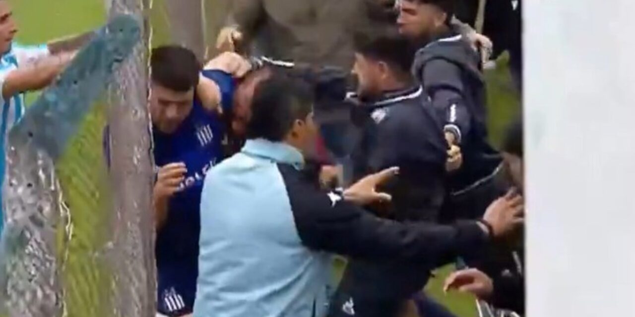 ¡Escándalo en el fútbol! Lautaro Acosta y Rodrigo Acosta se pelearon con hinchas en un partido de reserva ⚽🔥