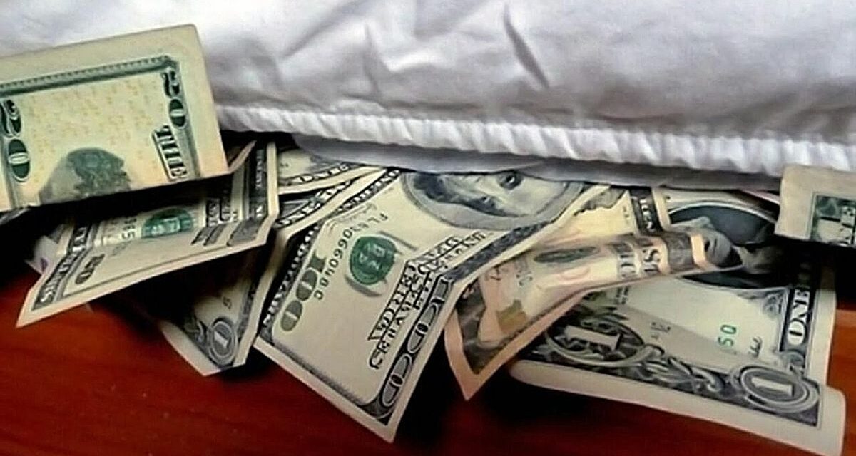 ¿Sabías que pagar viajes en efectivo puede salirte más caro por una vieja norma tributaria? ✈️💸