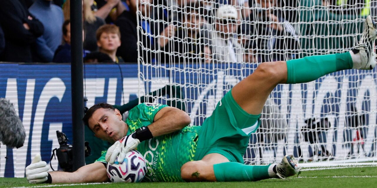 ¡Chelsea arrasó en Stamford Bridge y Dibu Martínez fue clave! ⚽🔥